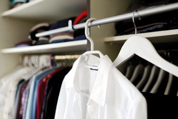 Fra kaos til kontrol: Sådan organiserer du din garderobe med bøjlestangsholdere